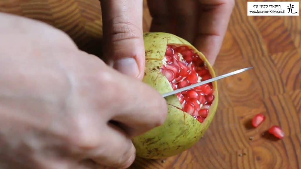 פירוק של רימון בעזרת סכין שף