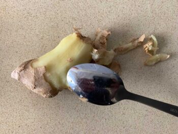 קילוף ג'ינג'ר עם כפית